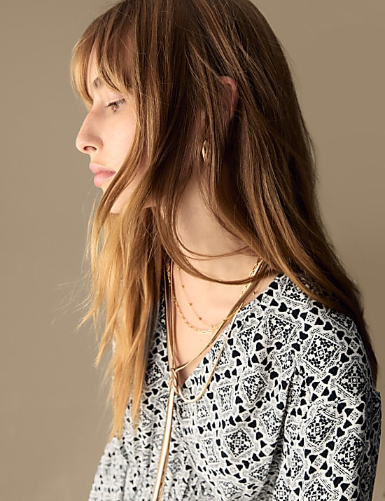 שמלת מעטפת מבד קרפ באורך מידי עם הדפס גיאומטרי וצווארון וי