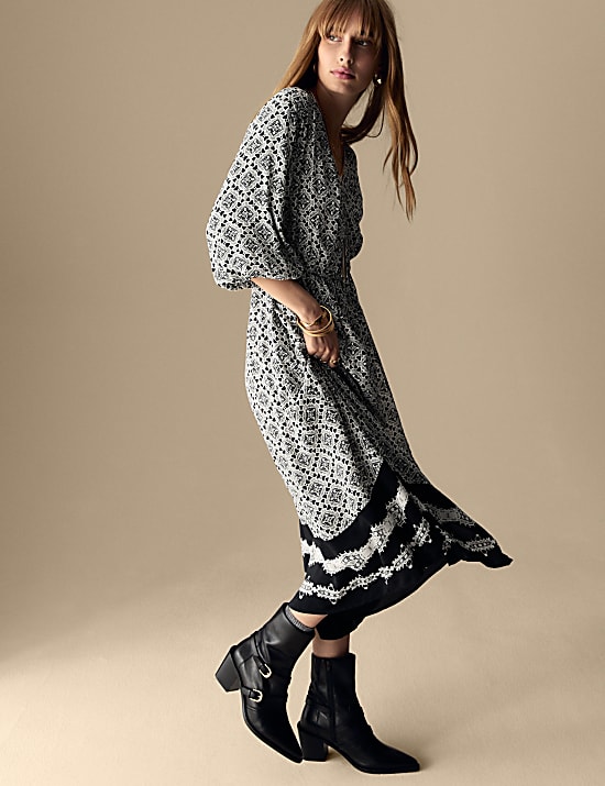 שמלת מעטפת מבד קרפ באורך מידי עם הדפס גיאומטרי וצווארון וי