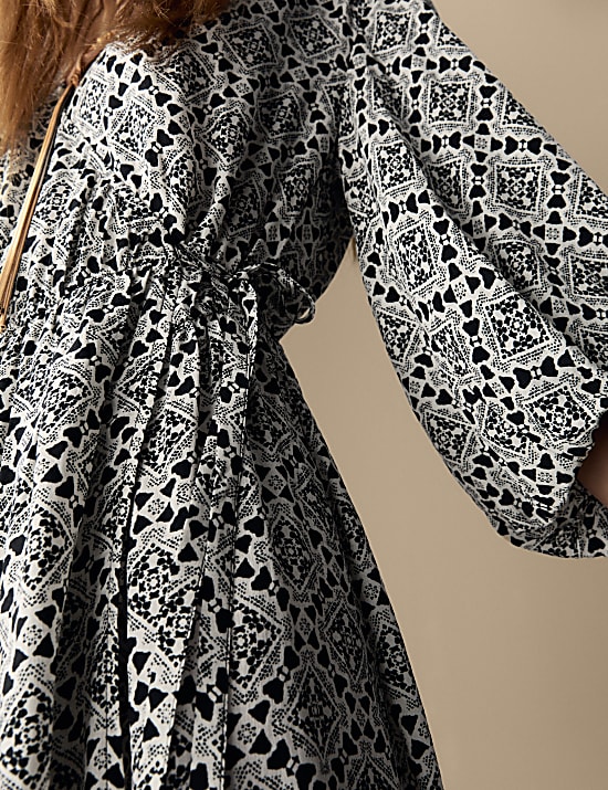 שמלת מעטפת מבד קרפ באורך מידי עם הדפס גיאומטרי וצווארון וי