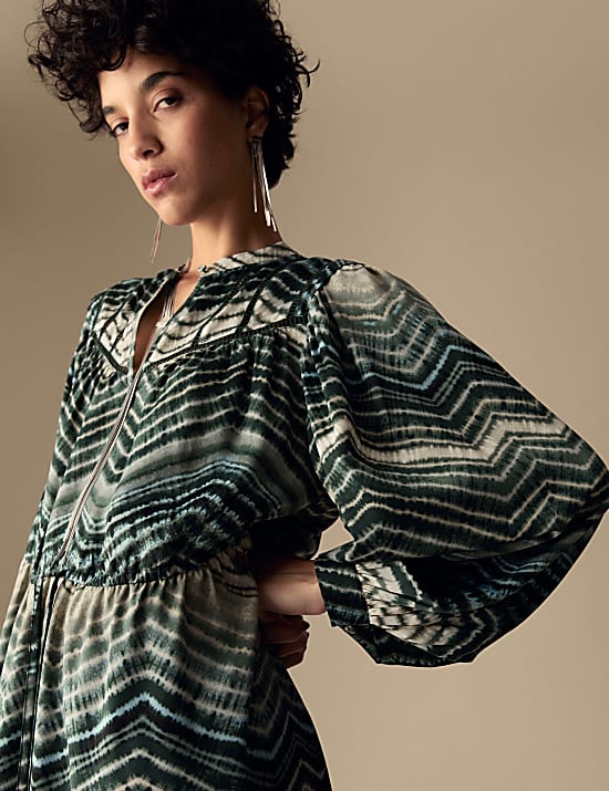 שמלת סטן אסופה במותניים באורך מיני עם הדפס