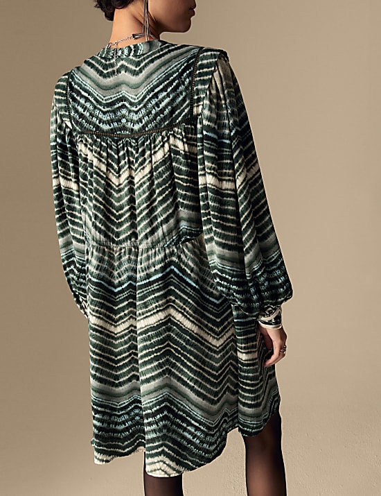 שמלת סטן אסופה במותניים באורך מיני עם הדפס