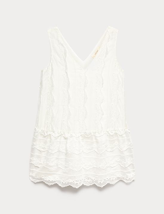 Lyocellrijke, gesmokte mini-jurk met V-hals en broderiedessin