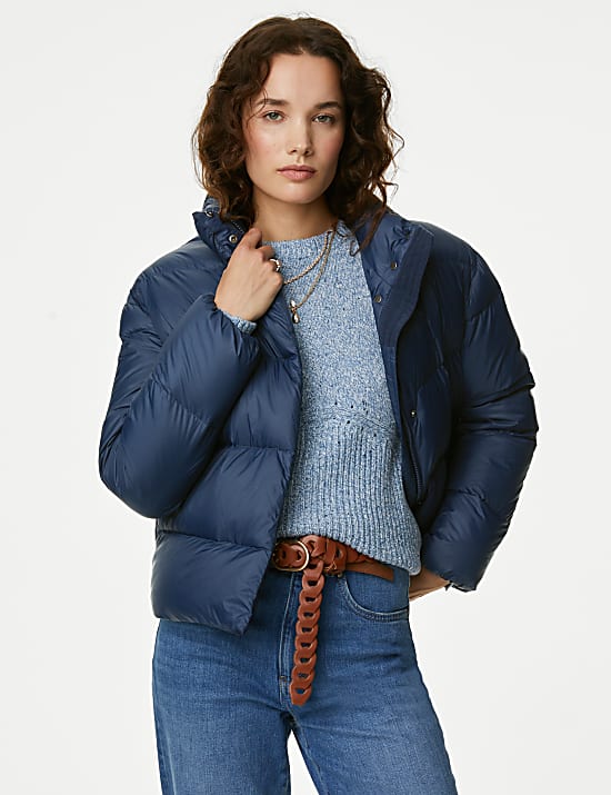 Kr&aacute;tk&aacute; pro&scaron;&iacute;van&aacute; bunda se stoj&aacute;čkem