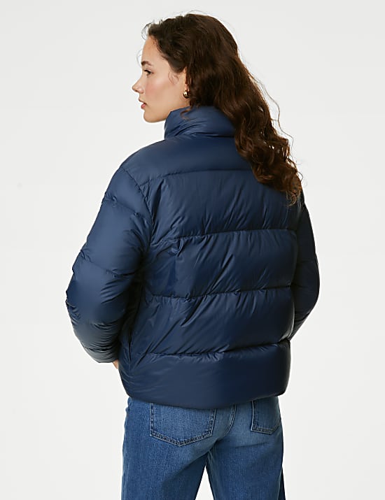 Kr&aacute;tk&aacute; pro&scaron;&iacute;van&aacute; bunda se stoj&aacute;čkem