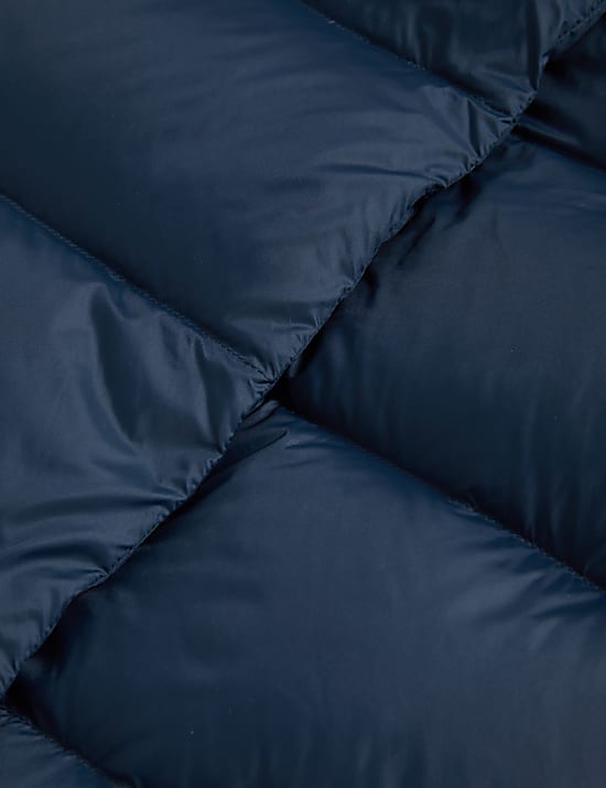 Kr&aacute;tk&aacute; pro&scaron;&iacute;van&aacute; bunda se stoj&aacute;čkem