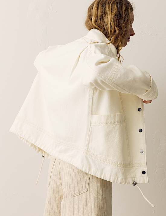 Veste pratique coupe d&eacute;contract&eacute;e en jean &agrave; d&eacute;tail surpiq&ucirc;re crois&eacute;e