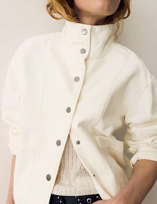 Veste pratique coupe d&eacute;contract&eacute;e en jean &agrave; d&eacute;tail surpiq&ucirc;re crois&eacute;e