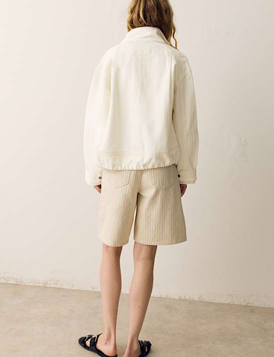 Veste pratique coupe d&eacute;contract&eacute;e en jean &agrave; d&eacute;tail surpiq&ucirc;re crois&eacute;e