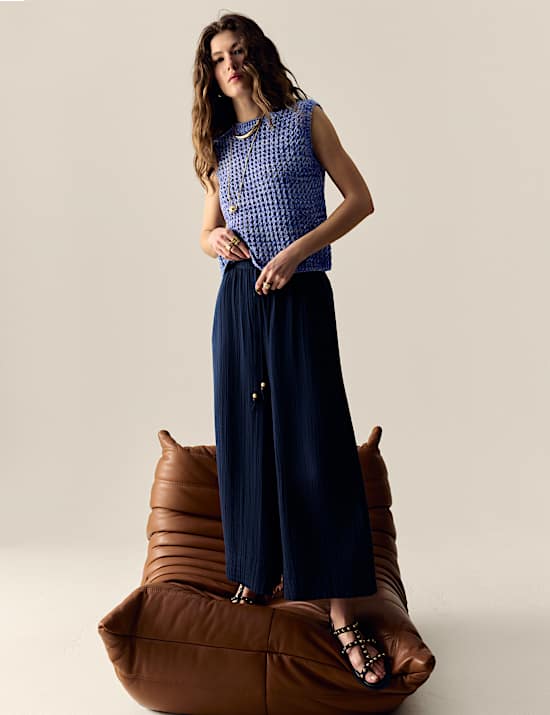 Πλεκτό ριμπ φανελάκι με ανάγλυφο σχέδιο και βαμβάκι στη σύνθεση