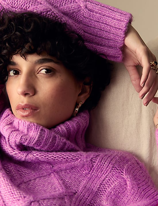 Jersey de punto trenzado con cuello vuelto con lana
