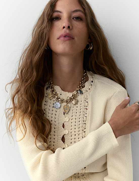 Strickjacke mit Besatz im H&auml;kelstil