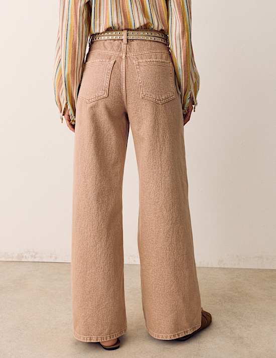 Vysoce střižen&eacute; dž&iacute;ny s &scaron;irok&yacute;mi nohavicemi