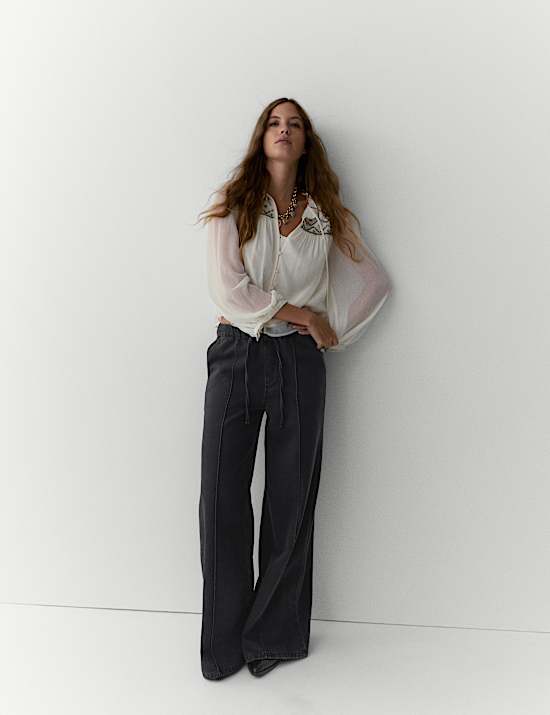 Jeans aus Lyocell-Mischgewebe mit weitem Bein und Biesen