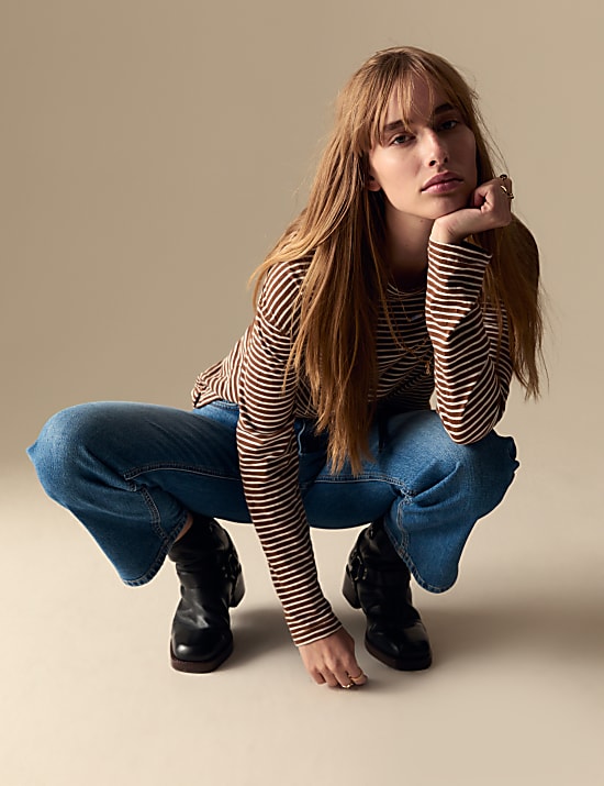 Jeans Atas Tumit Straight Leg Berpotongan Pinggang Sedang