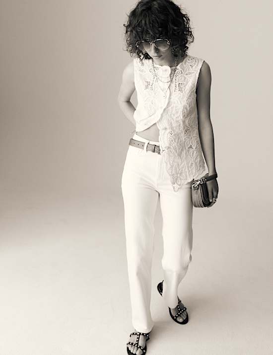 Džíny ke kotníkům s rovnými nohavicemi a středně vysokým pasem