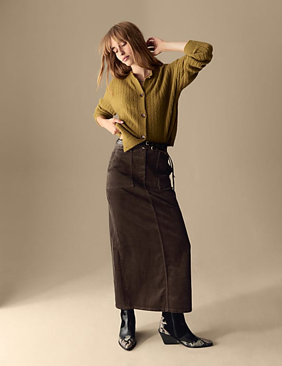 Jupe longue coupe trap&egrave;ze en velours c&ocirc;tel&eacute; fendue au dos