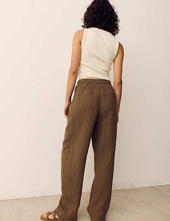 Schmal zulaufende Hose mit Leinenanteil und Streifenmuster