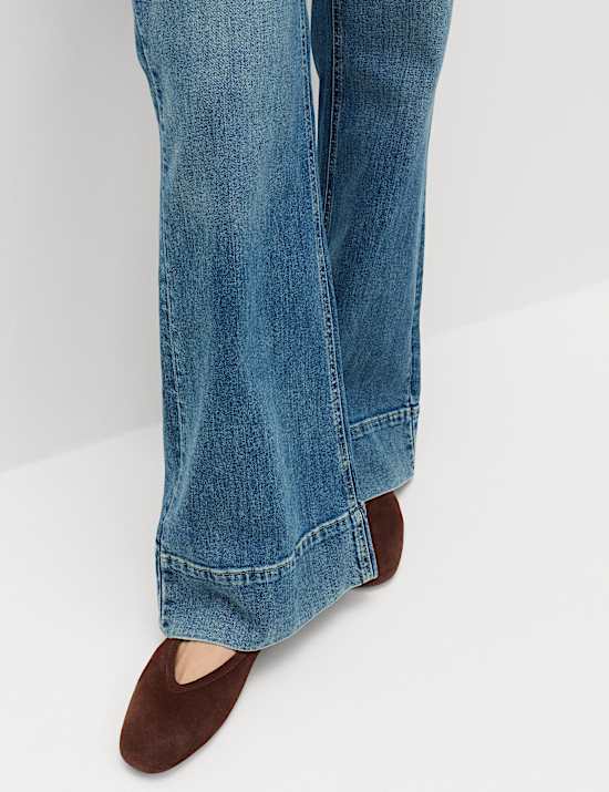 Dž&iacute;ny s vysok&yacute;m pasem a roz&scaron;&iacute;řen&yacute;mi nohavicemi a kapsami