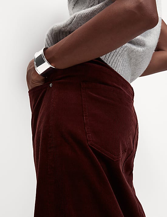 Falda a media pierna de pana