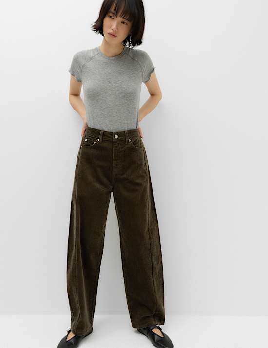 Pantalon coupe barrel en velours c&ocirc;tel&eacute;