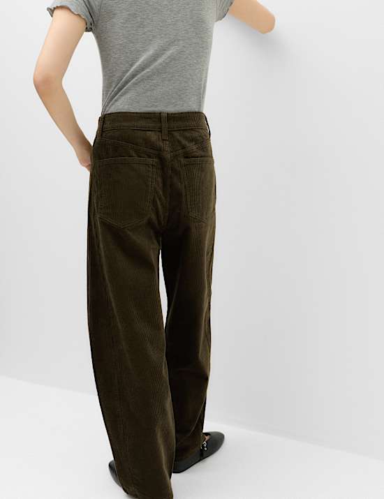 Pantalon coupe barrel en velours c&ocirc;tel&eacute;