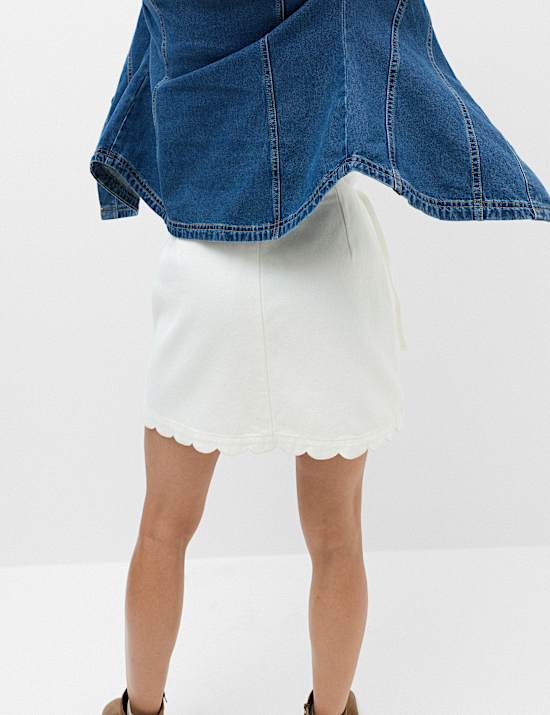Denim mini-wikkelrok met schulprand