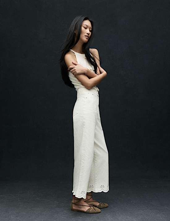 Hoch geschnittene 3/4-Jeans mit weitem Bein und Stickerei