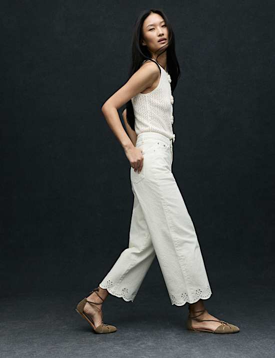 Hoch geschnittene 3/4-Jeans mit weitem Bein und Stickerei