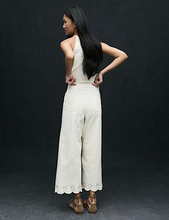 Hoch geschnittene 3/4-Jeans mit weitem Bein und Stickerei