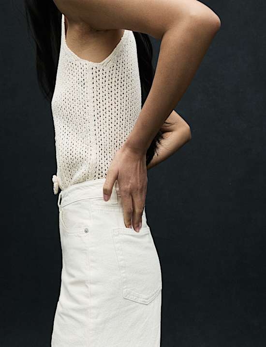 Hoch geschnittene 3/4-Jeans mit weitem Bein und Stickerei