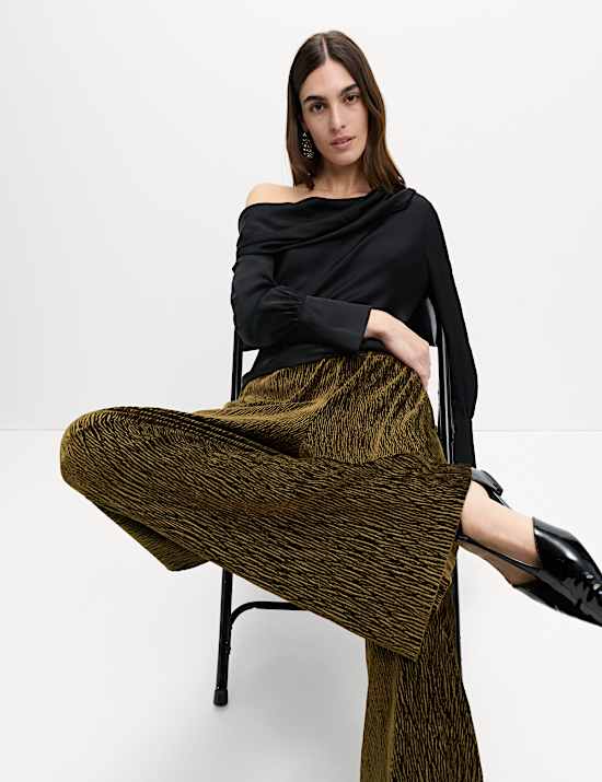 Samthose mit weitem Bein und Knitteroptik