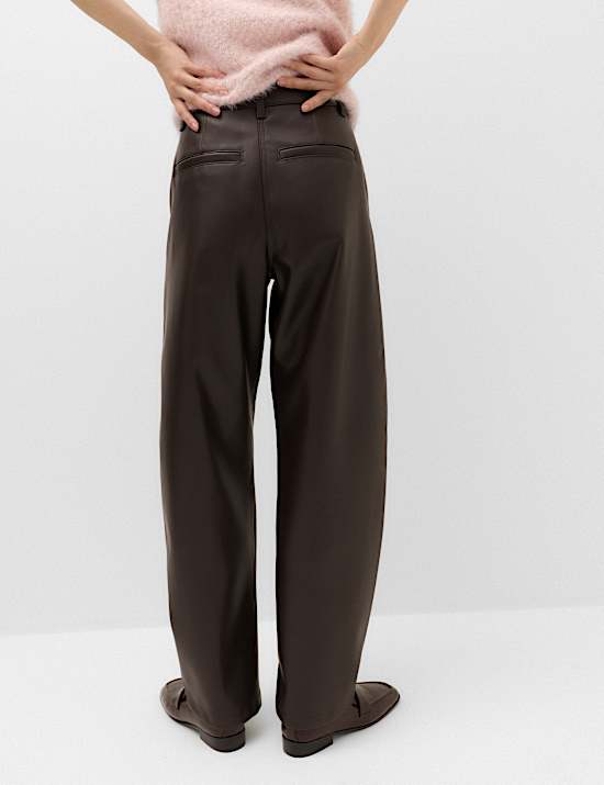 Pantalones de pata de barril con fruncido de imitaci&oacute;n de piel