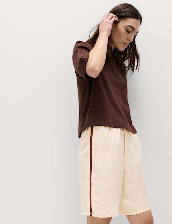 Lang geschnittene Shorts mit Seitenstreifen und Leinenanteil