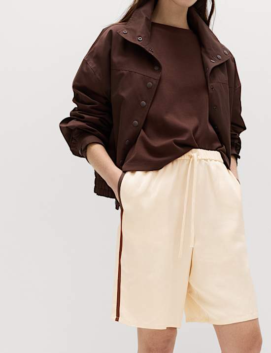 Lang geschnittene Shorts mit Seitenstreifen und Leinenanteil