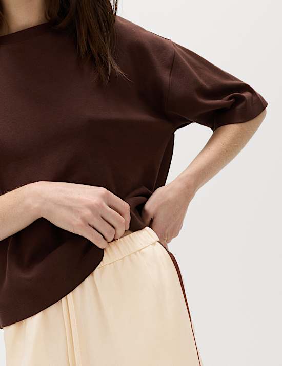 Lang geschnittene Shorts mit Seitenstreifen und Leinenanteil