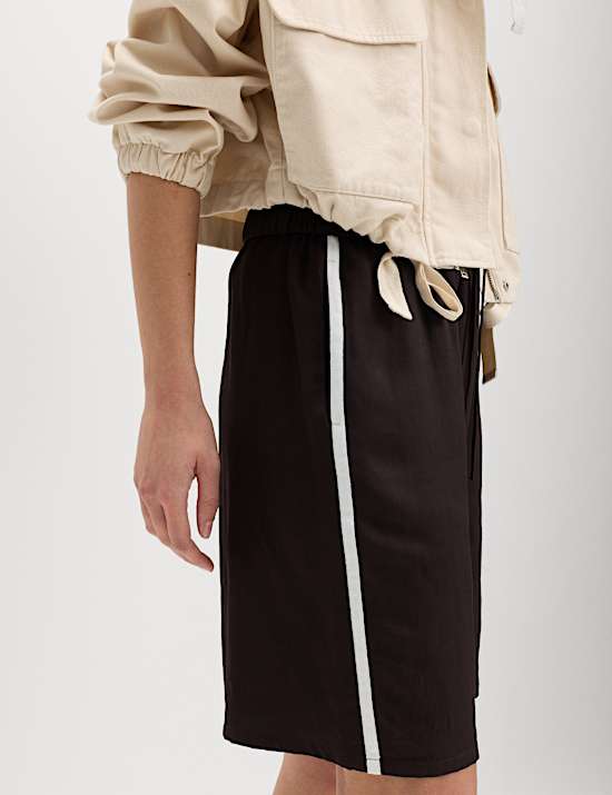 Lang geschnittene Shorts mit Seitenstreifen und Leinenanteil