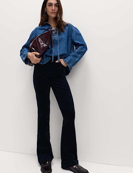 מכנסי קורדרוי מבד עשיר בכותנה עם קפלים קדמיים בגזרת בוטקאט מתרחבת