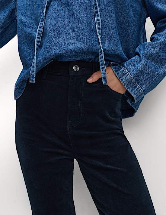 מכנסי קורדרוי מבד עשיר בכותנה עם קפלים קדמיים בגזרת בוטקאט מתרחבת