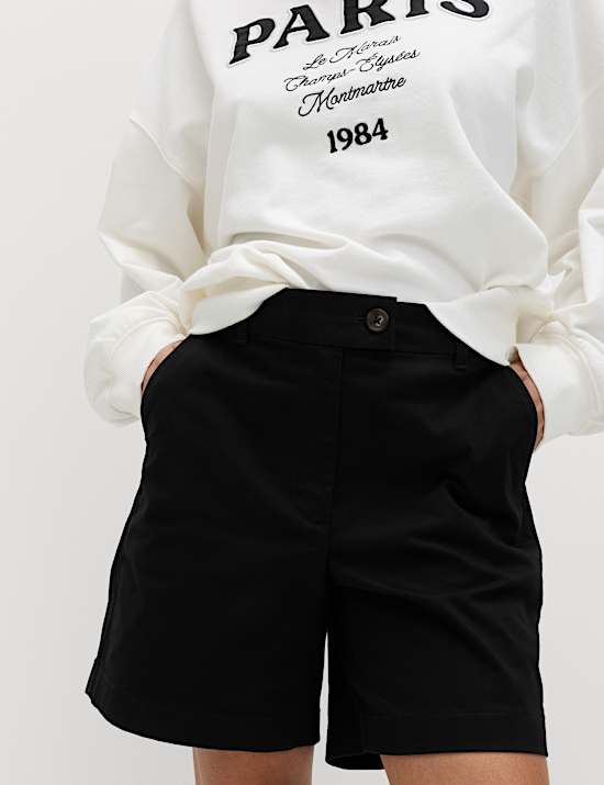 Hoch geschnittene Chino-Shorts mit hohem Baumwollanteil