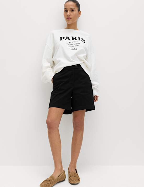 Hoch geschnittene Chino-Shorts mit hohem Baumwollanteil