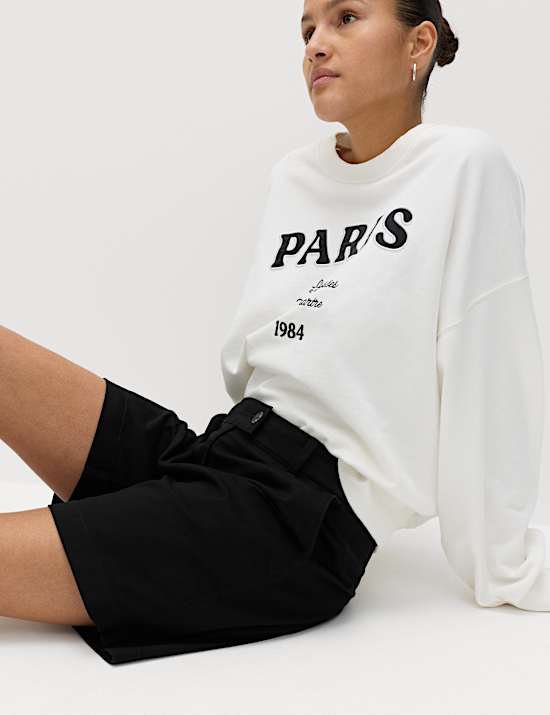 Hoch geschnittene Chino-Shorts mit hohem Baumwollanteil