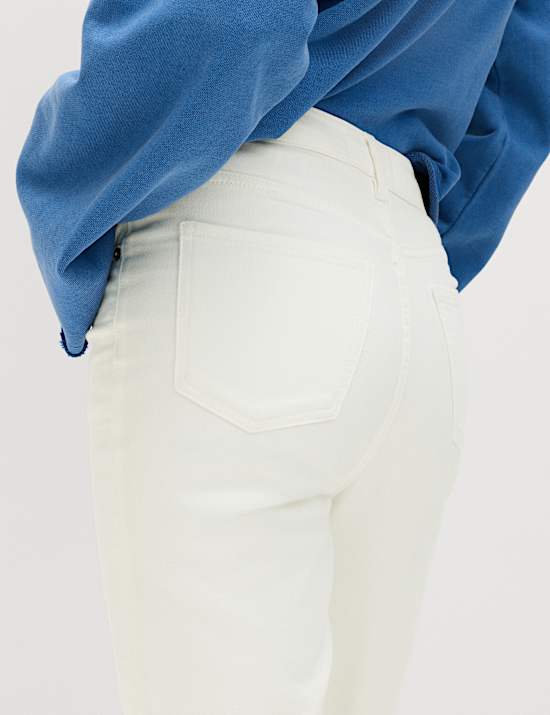 Jean raccourci coupe cintr&eacute;e taille haute