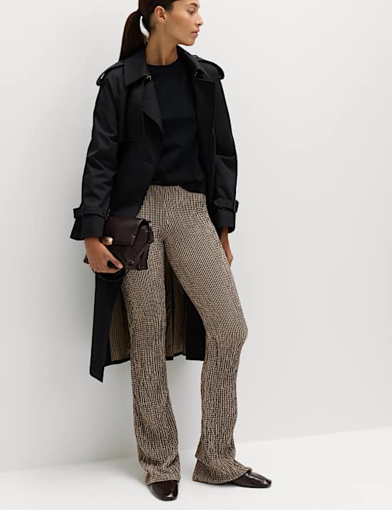 Strukturierte Hose mit ausgestelltem Bein und Streifenmuster