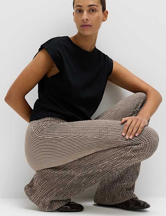 Strukturierte Hose mit ausgestelltem Bein und Streifenmuster