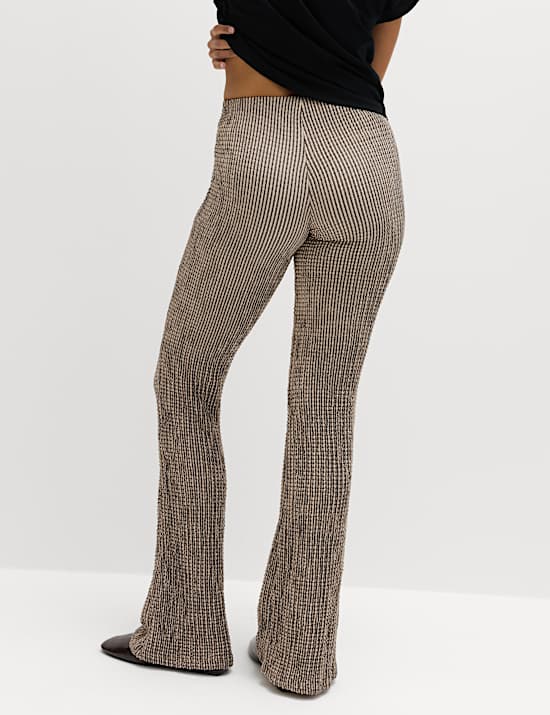 Strukturierte Hose mit ausgestelltem Bein und Streifenmuster