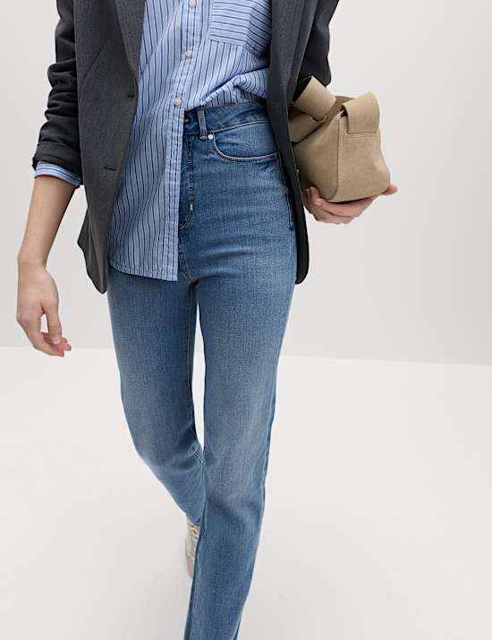 Jean droit taille haute effet sculptant, dot&eacute; de la technologie Magic