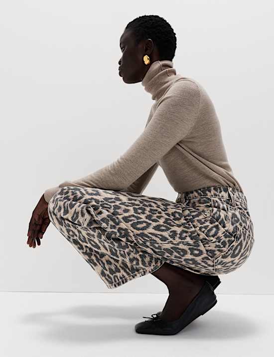 Jeans barrel de talle medio con estampado de animales