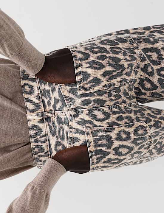 Jeans barrel de talle medio con estampado de animales