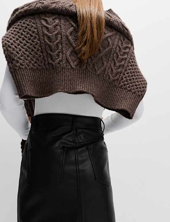 Jupe midi coupe évasée fendue sur le devant en similicuir