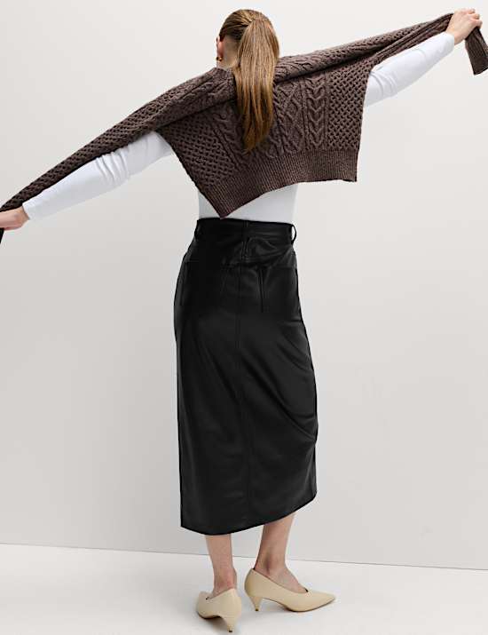 Jupe midi coupe évasée fendue sur le devant en similicuir